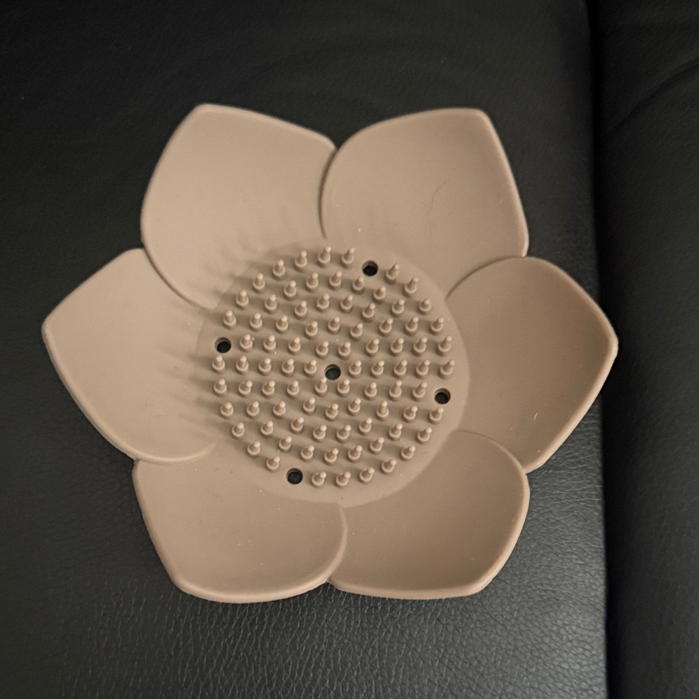 Flower-Shaped Silicone soap dish- new